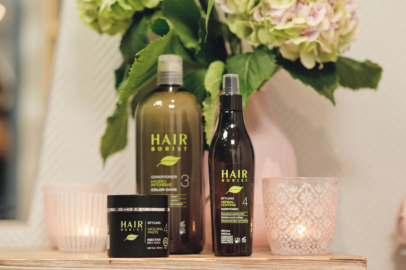 Gamme Hairborist devant un bouquet d’hortensias